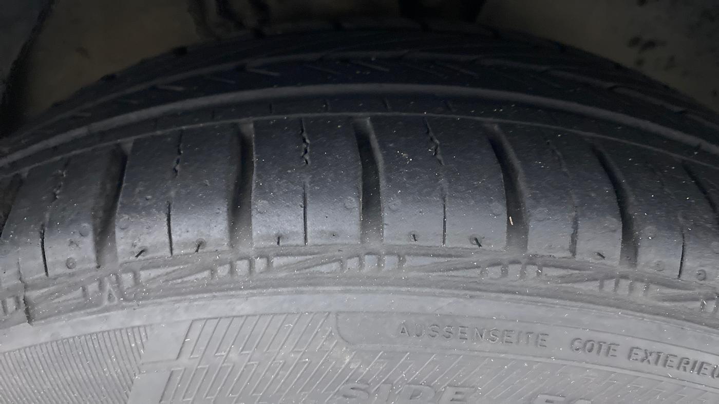 2016 Volkswagen Ameo HIGHLINE 1.5, Diesel, Manual, 84,051 km, Right Front Tyre Tread