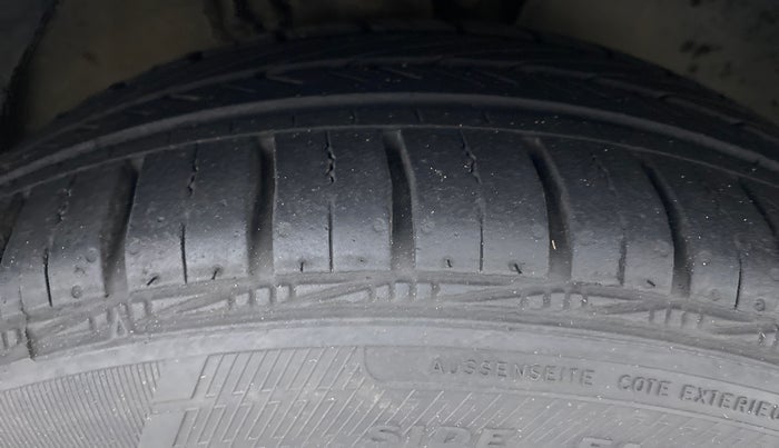 2016 Volkswagen Ameo HIGHLINE 1.5, Diesel, Manual, 84,051 km, Right Front Tyre Tread