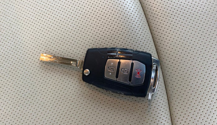 2019 Mahindra XUV300 W8 (O) 1.5 DIESEL, Diesel, Manual, 46,536 km, Key Close Up