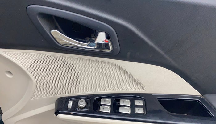 2019 Mahindra XUV300 W8 (O) 1.5 DIESEL, Diesel, Manual, 46,536 km, Driver Side Door Panels Control