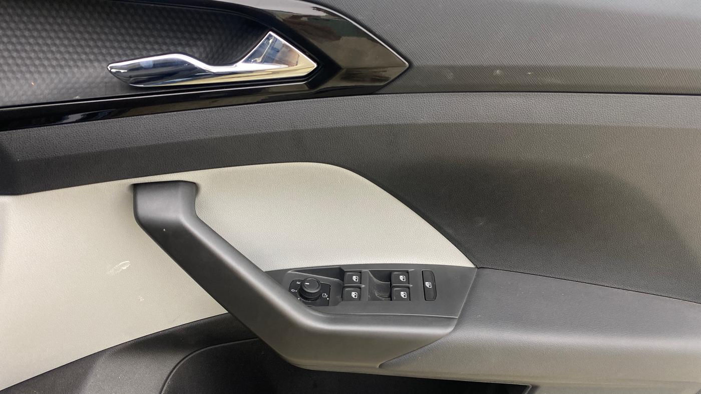 2025 Skoda KUSHAQ Prestige 1.5L TSI AT, Petrol, Automatic, 3,786 km, Driver Side Door Panels Control
