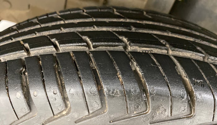 2019 Renault Kwid 1.0 RXT Opt AT, Petrol, Automatic, 9,645 km, Right Front Tyre Tread