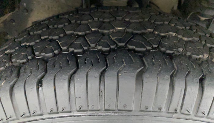 2016 Mahindra TUV300 T8, Diesel, Manual, 80,212 km, Right Front Tyre Tread