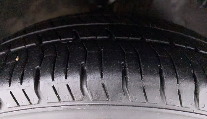 2015 Hyundai Eon MAGNA PLUS, Petrol, Manual, 95,154 km, Right Front Tyre Tread