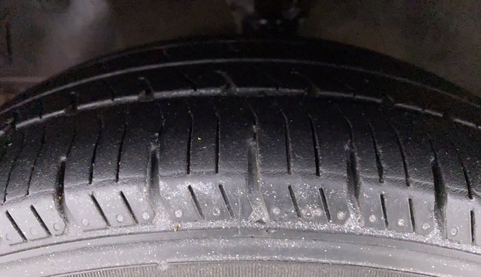 2015 Hyundai Eon MAGNA PLUS, Petrol, Manual, 95,154 km, Left Front Tyre Tread