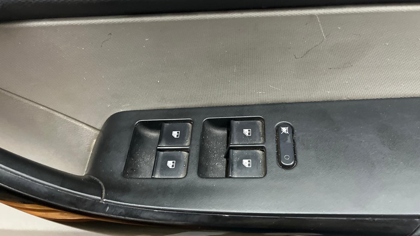2017 Tata Tiago XZ PETROL, Petrol, Manual, 94,247 km, Driver Side Door Panels Control