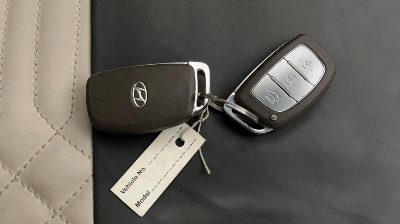 2021 Hyundai AURA SX PLUS 1.2 AMT, Petrol, Automatic, 20,528 km, Key Close Up