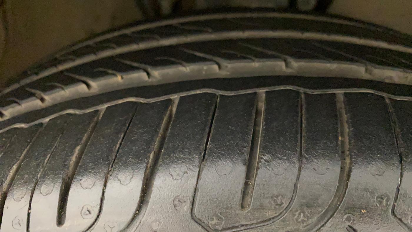 2016 Volkswagen Vento HIGHLINE PETROL AT, Petrol, Automatic, 54,777 km, Right Front Tyre Tread