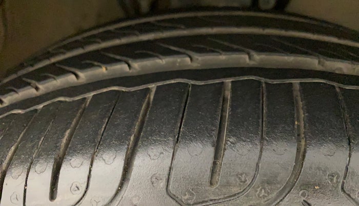 2016 Volkswagen Vento HIGHLINE PETROL AT, Petrol, Automatic, 54,777 km, Right Front Tyre Tread