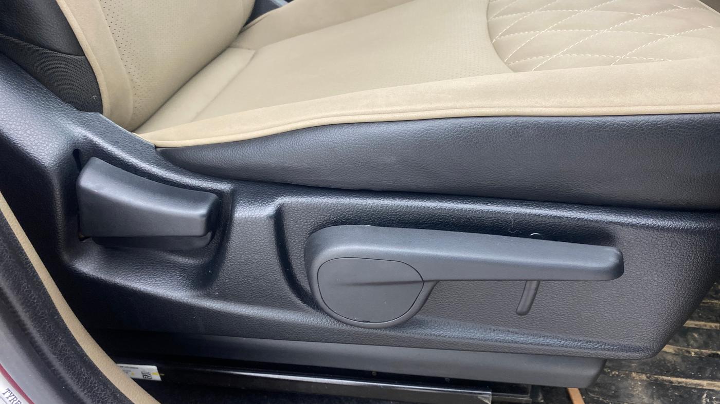 2018 Mahindra TUV300 T10, Diesel, Manual, 40,263 km, Driver Side Adjustment Panel