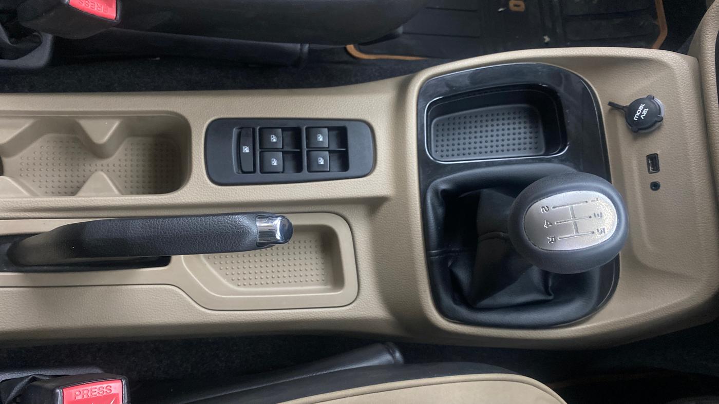 2018 Mahindra TUV300 T10, Diesel, Manual, 40,263 km, Gear Lever