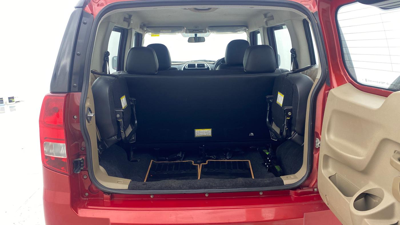 2018 Mahindra TUV300 T10, Diesel, Manual, 40,263 km, Boot Inside