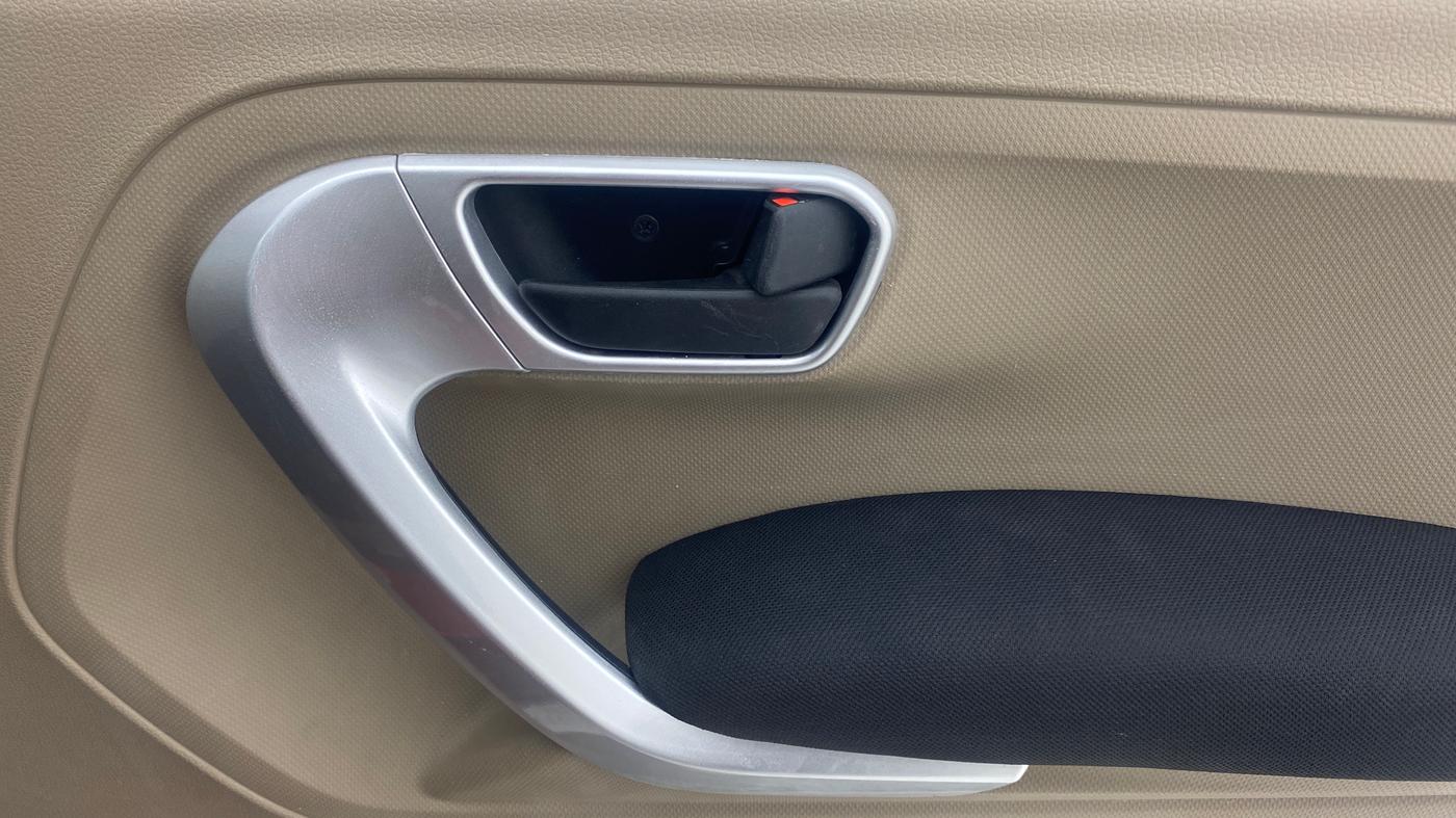 2018 Mahindra TUV300 T10, Diesel, Manual, 40,263 km, Driver Side Door Panels Control