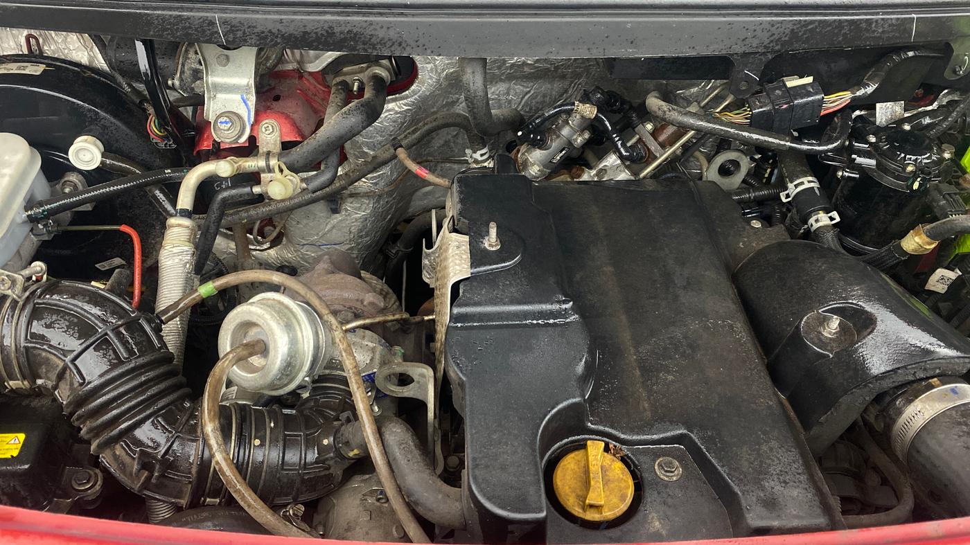 2018 Mahindra TUV300 T10, Diesel, Manual, 40,263 km, Engine View