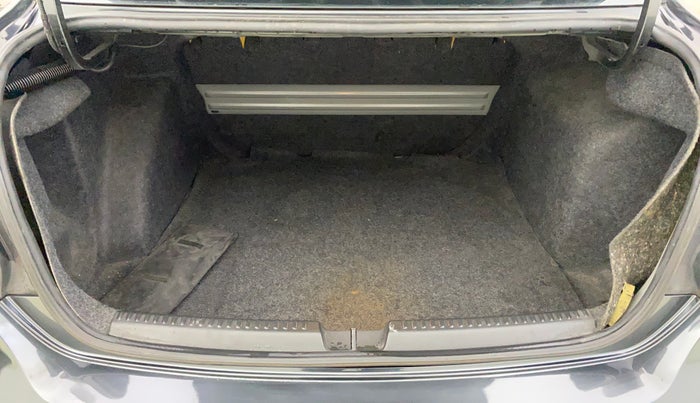 2016 Volkswagen Vento HIGHLINE 1.6 MPI, Petrol, Manual, 1,13,438 km, Boot Inside