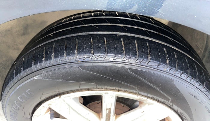 2016 Volkswagen Vento HIGHLINE 1.6 MPI, Petrol, Manual, 1,13,438 km, Left Front Tyre Tread