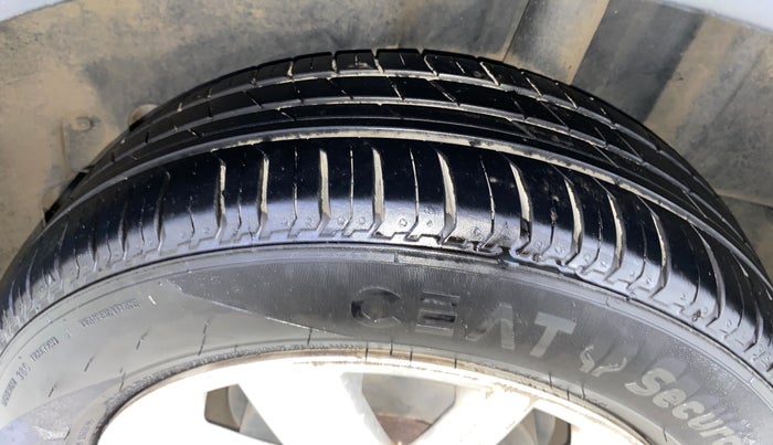 2016 Volkswagen Vento HIGHLINE 1.6 MPI, Petrol, Manual, 1,13,438 km, Left Rear Tyre Tread