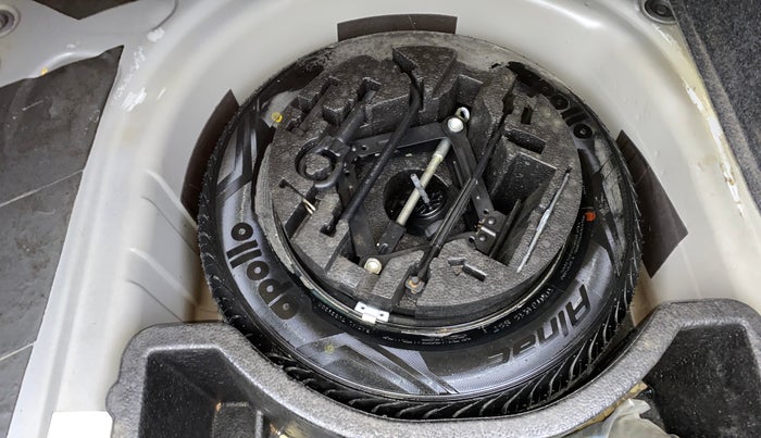 2016 Volkswagen Vento HIGHLINE 1.6 MPI, Petrol, Manual, 1,13,438 km, Spare Tyre