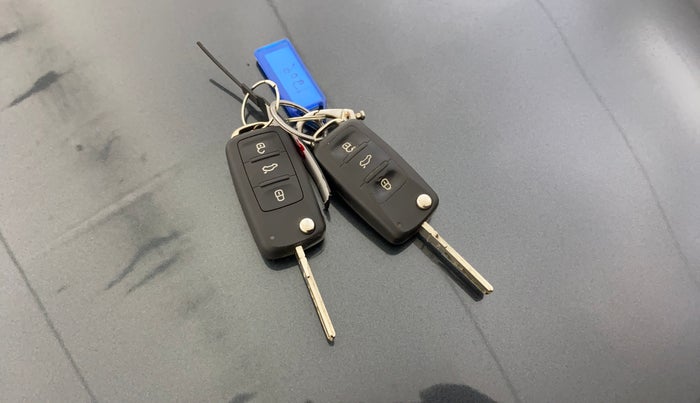 2016 Volkswagen Vento HIGHLINE 1.6 MPI, Petrol, Manual, 1,13,438 km, Key Close Up