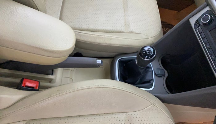 2016 Volkswagen Vento HIGHLINE 1.6 MPI, Petrol, Manual, 1,13,438 km, Gear Lever