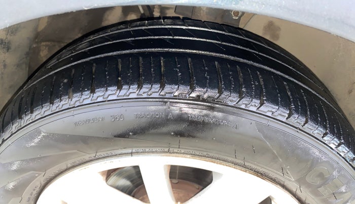 2016 Volkswagen Vento HIGHLINE 1.6 MPI, Petrol, Manual, 1,13,438 km, Right Front Tyre Tread