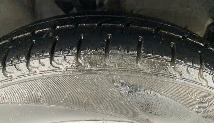 2011 Hyundai i10 MAGNA 1.2, CNG, Manual, 83,451 km, Right Front Tyre Tread