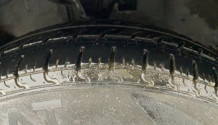 2011 Hyundai i10 MAGNA 1.2, CNG, Manual, 83,451 km, Left Front Tyre Tread