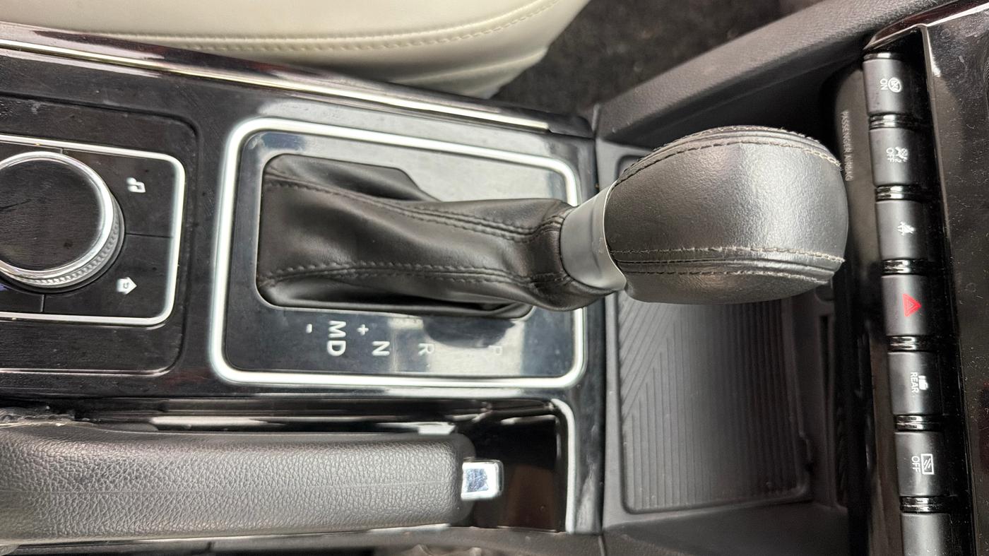 2025 Mahindra XUV700 AX 7 P AT 7 STR, Petrol, Automatic, 17,172 km, Gear Lever