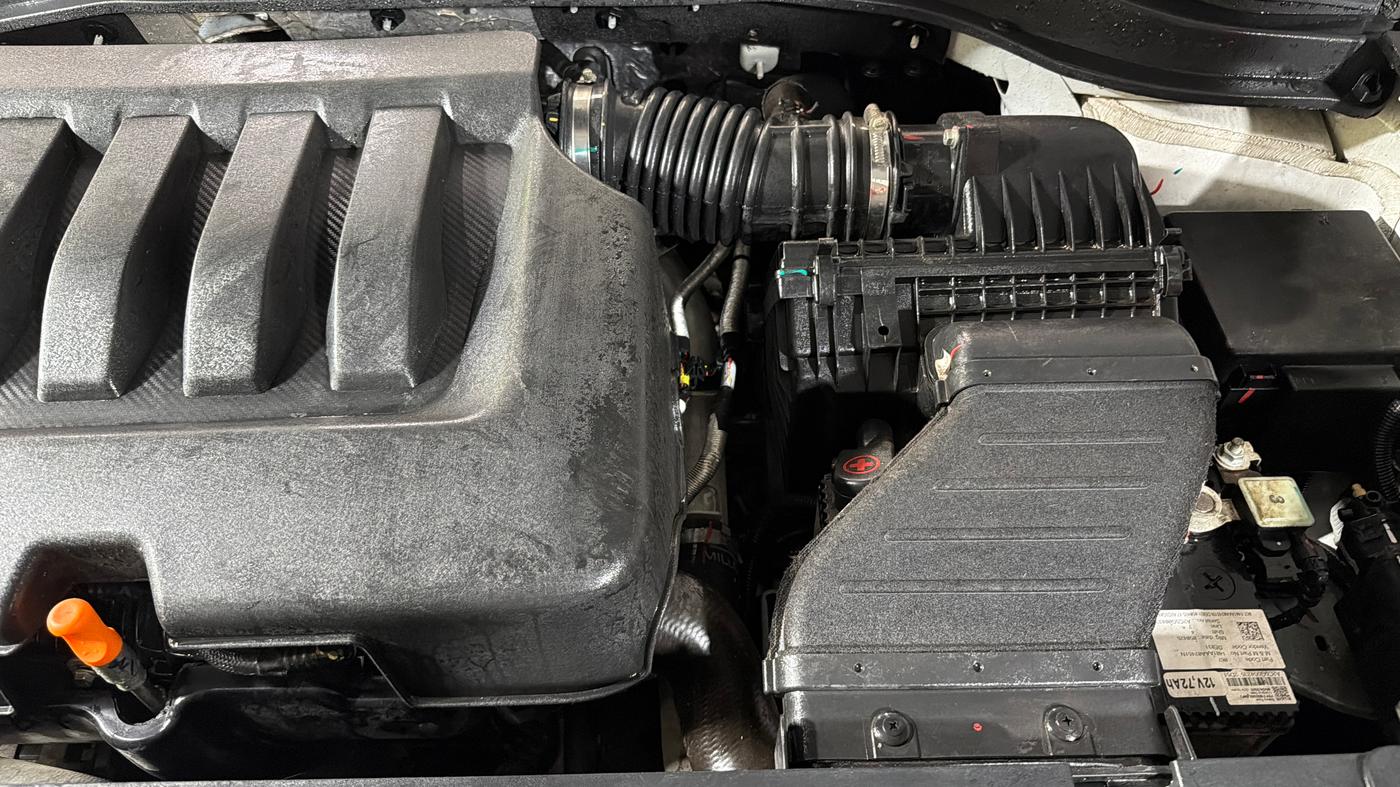 2025 Mahindra XUV700 AX 7 P AT 7 STR, Petrol, Automatic, 17,172 km, Engine View - Left