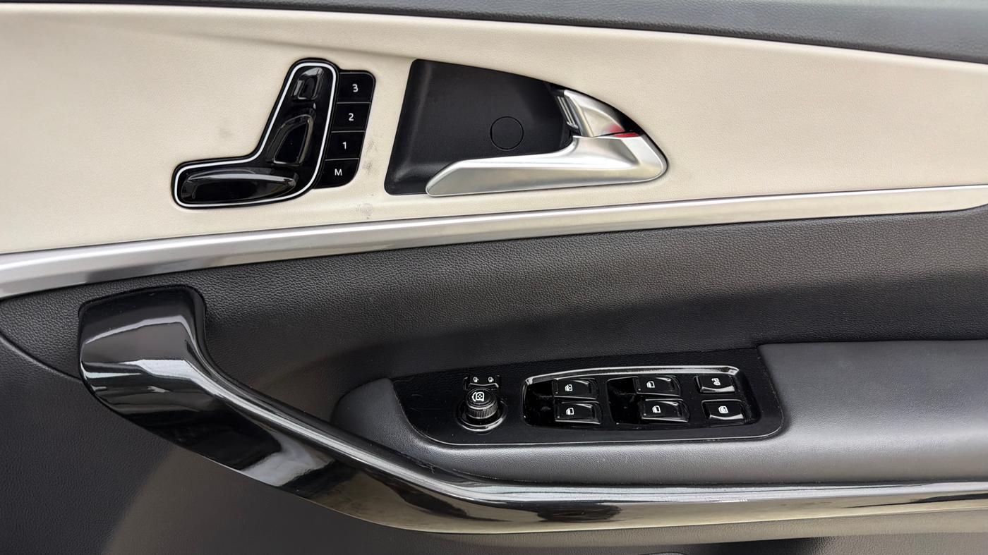 2025 Mahindra XUV700 AX 7 P AT 7 STR, Petrol, Automatic, 17,172 km, Driver Side Door Panels Control