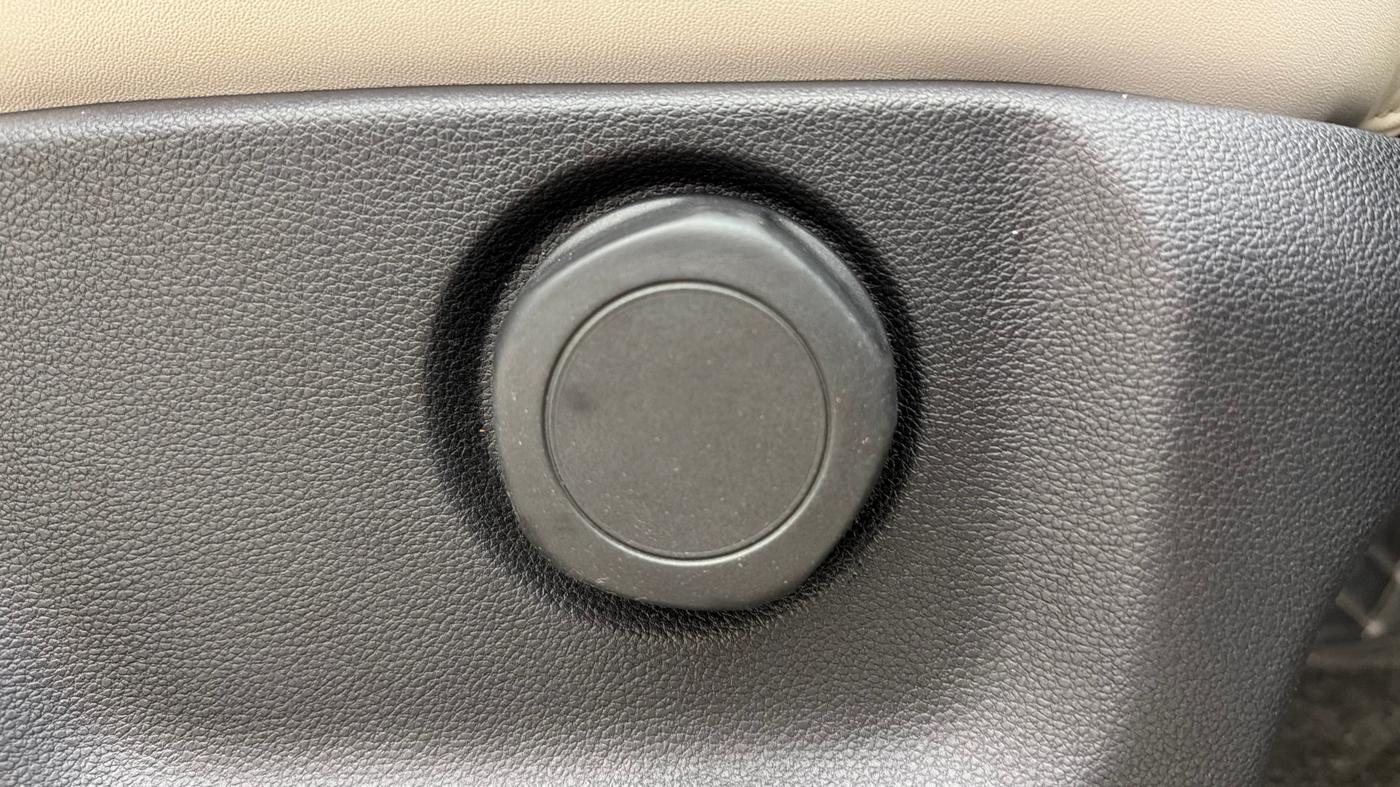 2025 Mahindra XUV700 AX 7 P AT 7 STR, Petrol, Automatic, 17,172 km, Driver Side Adjustment Panel