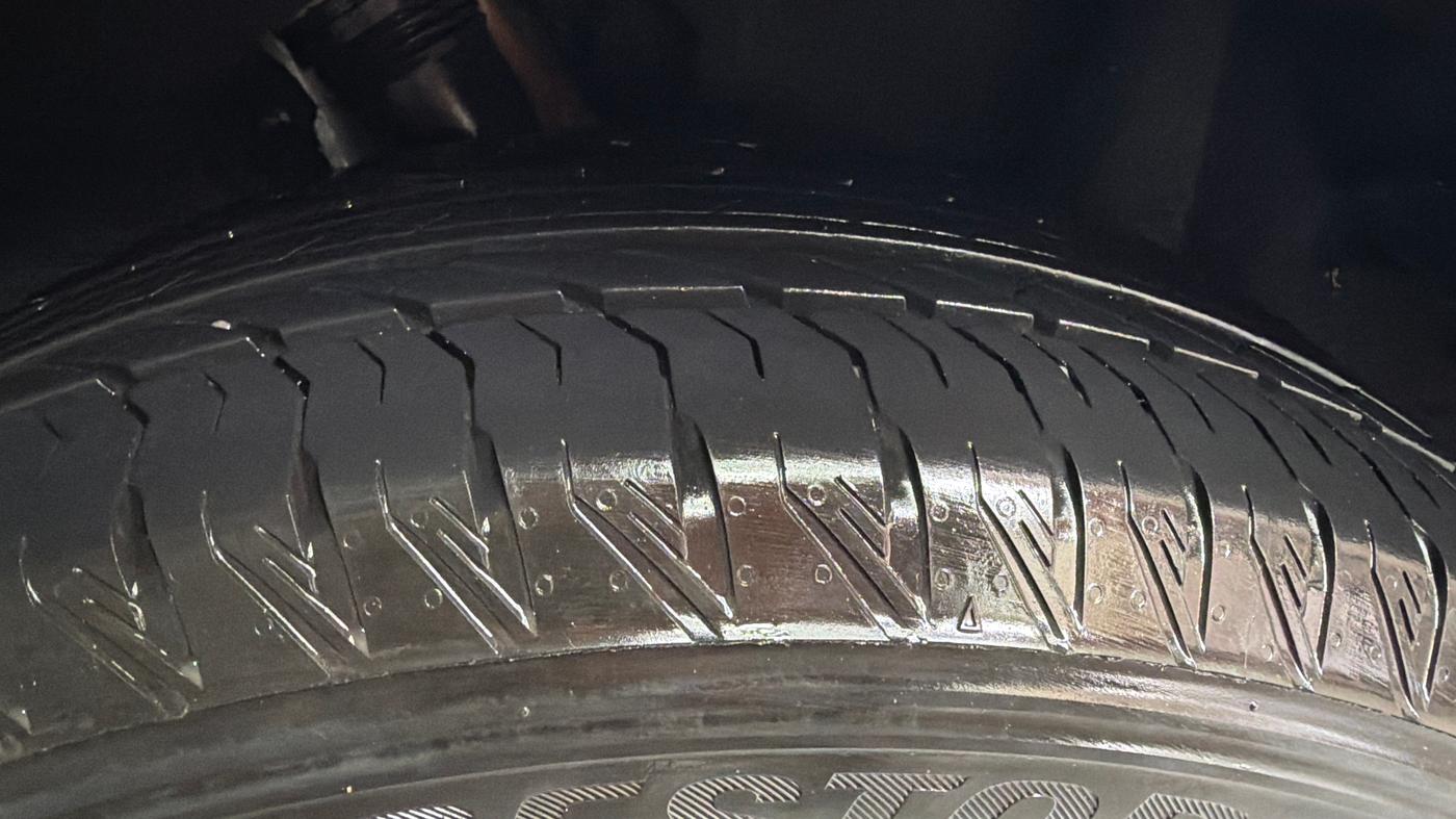 2025 Mahindra XUV700 AX 7 P AT 7 STR, Petrol, Automatic, 17,172 km, Left Rear Tyre Tread