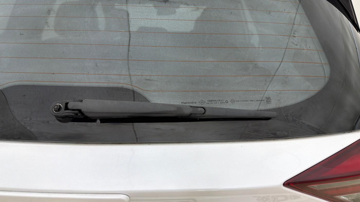 2025 Mahindra XUV700 AX 7 P AT 7 STR, Petrol, Automatic, 17,172 km, Rear Wiper