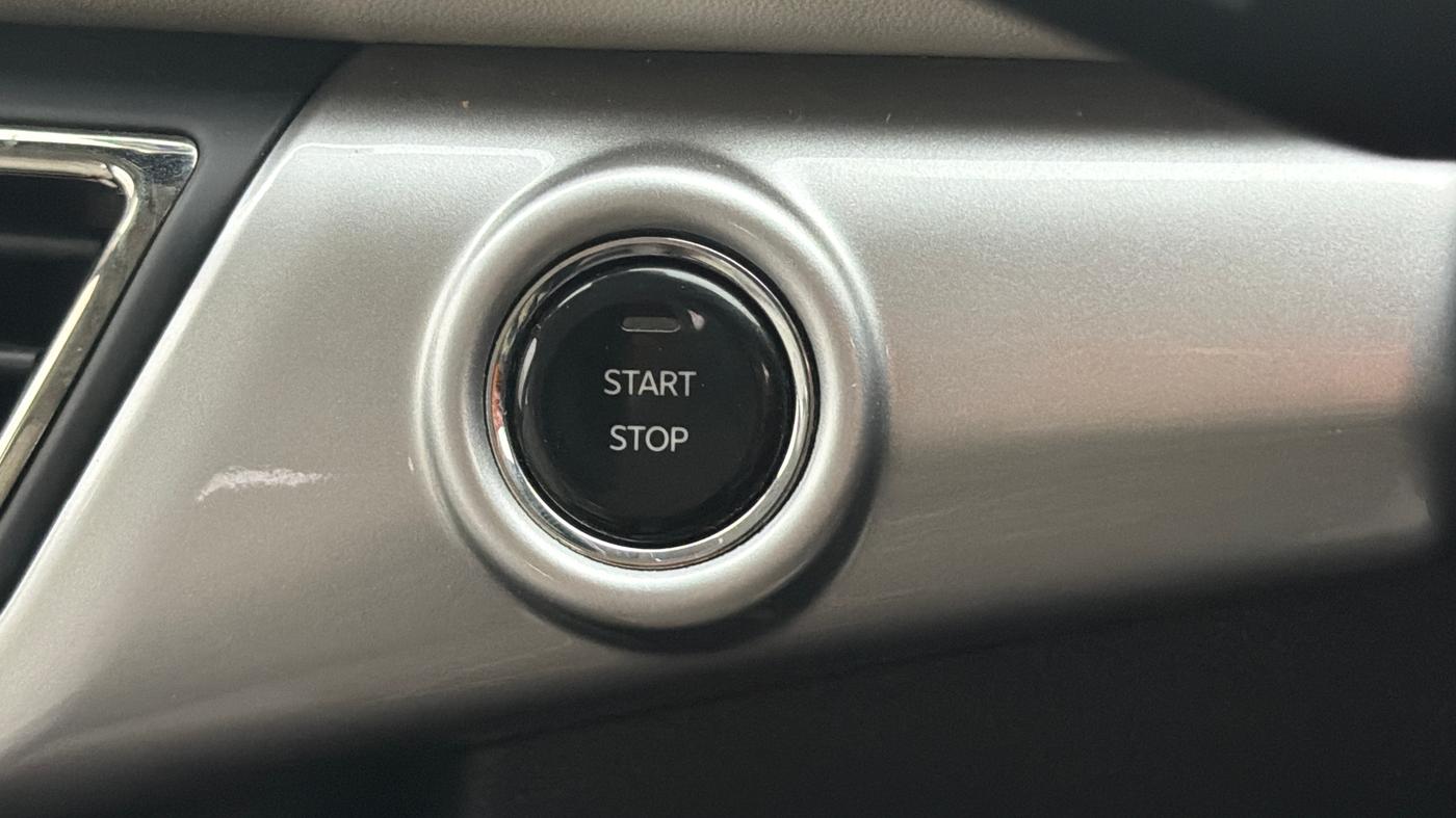 2025 Mahindra XUV700 AX 7 P AT 7 STR, Petrol, Automatic, 17,172 km, Keyless Start/ Stop Button