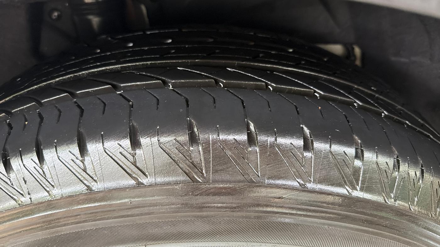 2025 Mahindra XUV700 AX 7 P AT 7 STR, Petrol, Automatic, 17,172 km, Right Rear Tyre Tread