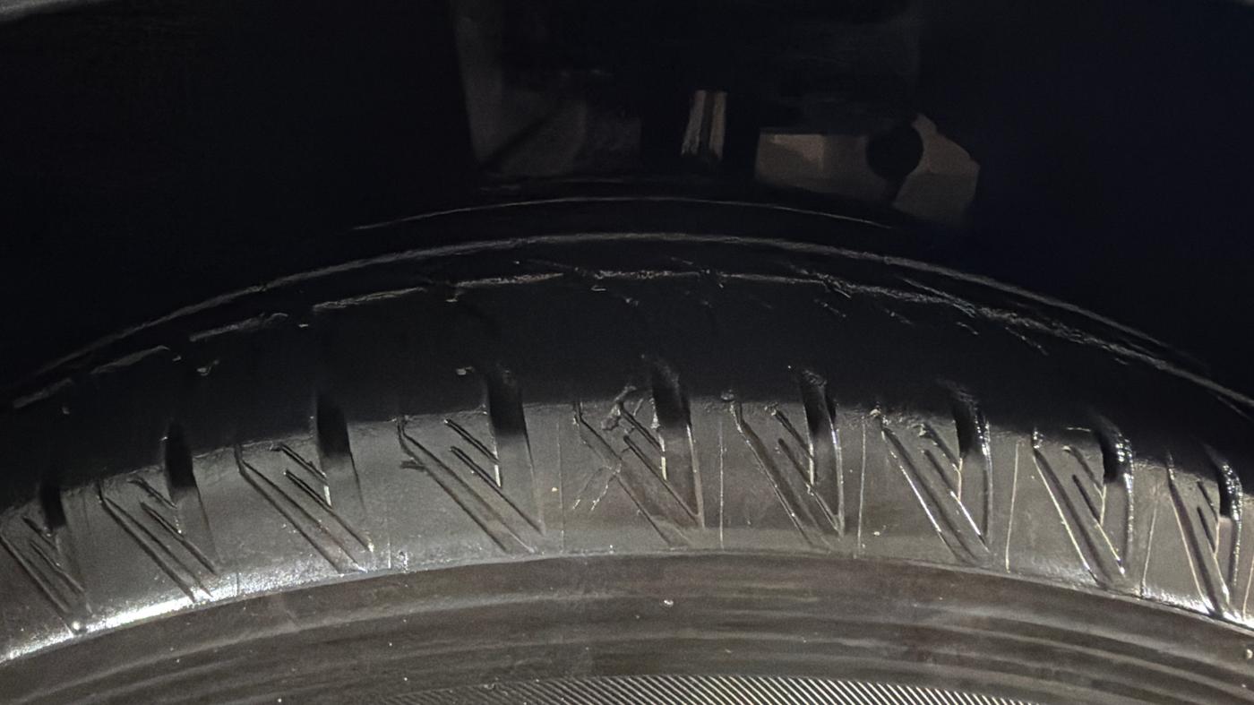 2025 Mahindra XUV700 AX 7 P AT 7 STR, Petrol, Automatic, 17,172 km, Left Front Tyre Tread