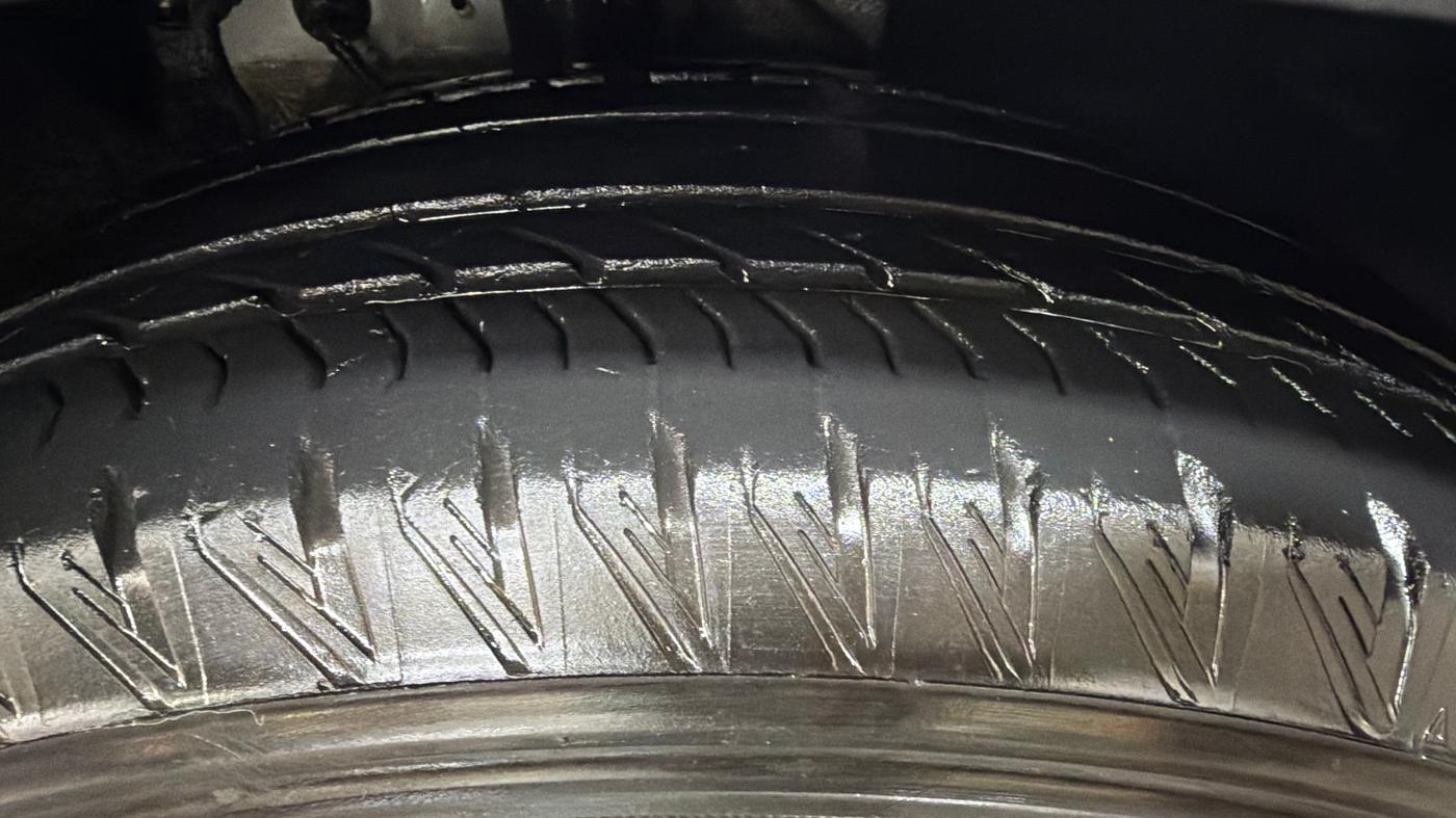 2025 Mahindra XUV700 AX 7 P AT 7 STR, Petrol, Automatic, 17,172 km, Right Front Tyre Tread