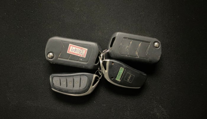 2022 Mahindra XUV300 W4 1.2 PETROL, Petrol, Manual, 38,721 km, Key Close Up