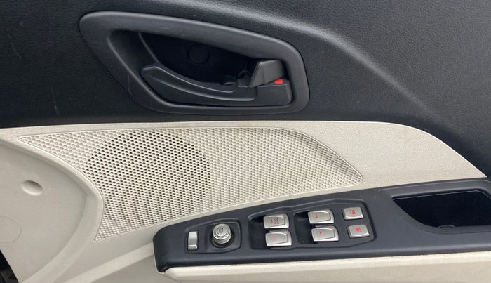 2022 Mahindra XUV300 W4 1.2 PETROL, Petrol, Manual, 38,721 km, Driver Side Door Panels Control