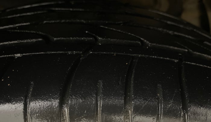 2022 Mahindra XUV300 W4 1.2 PETROL, Petrol, Manual, 38,721 km, Right Front Tyre Tread