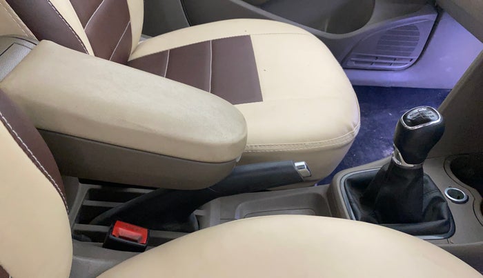 2016 Skoda Rapid AMBITION 1.6 MPI MT, Petrol, Manual, 66,557 km, Gear Lever