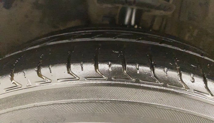 2016 Skoda Rapid AMBITION 1.6 MPI MT, Petrol, Manual, 66,557 km, Left Front Tyre Tread