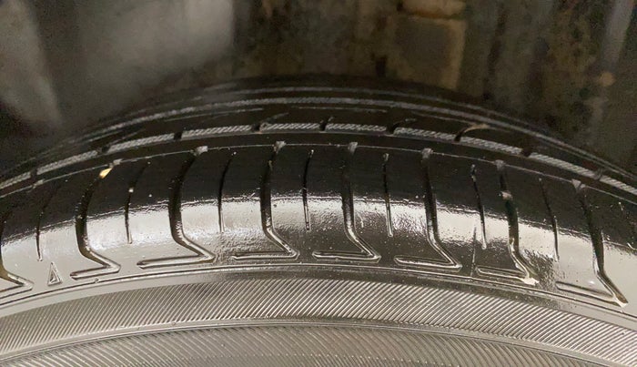 2016 Skoda Rapid AMBITION 1.6 MPI MT, Petrol, Manual, 66,557 km, Left Rear Tyre Tread