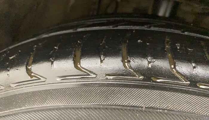 2016 Skoda Rapid AMBITION 1.6 MPI MT, Petrol, Manual, 66,557 km, Right Front Tyre Tread