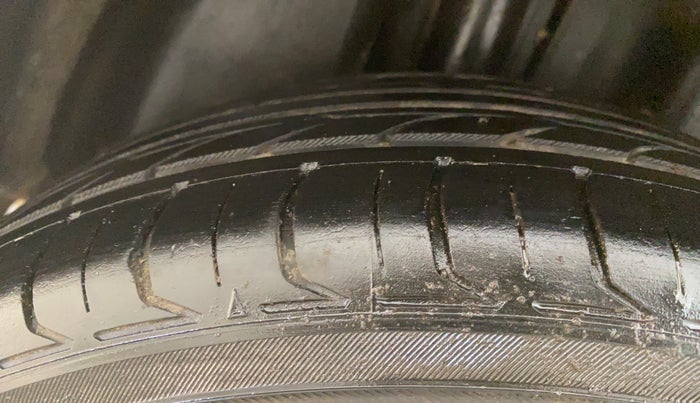 2016 Skoda Rapid AMBITION 1.6 MPI MT, Petrol, Manual, 66,557 km, Right Rear Tyre Tread