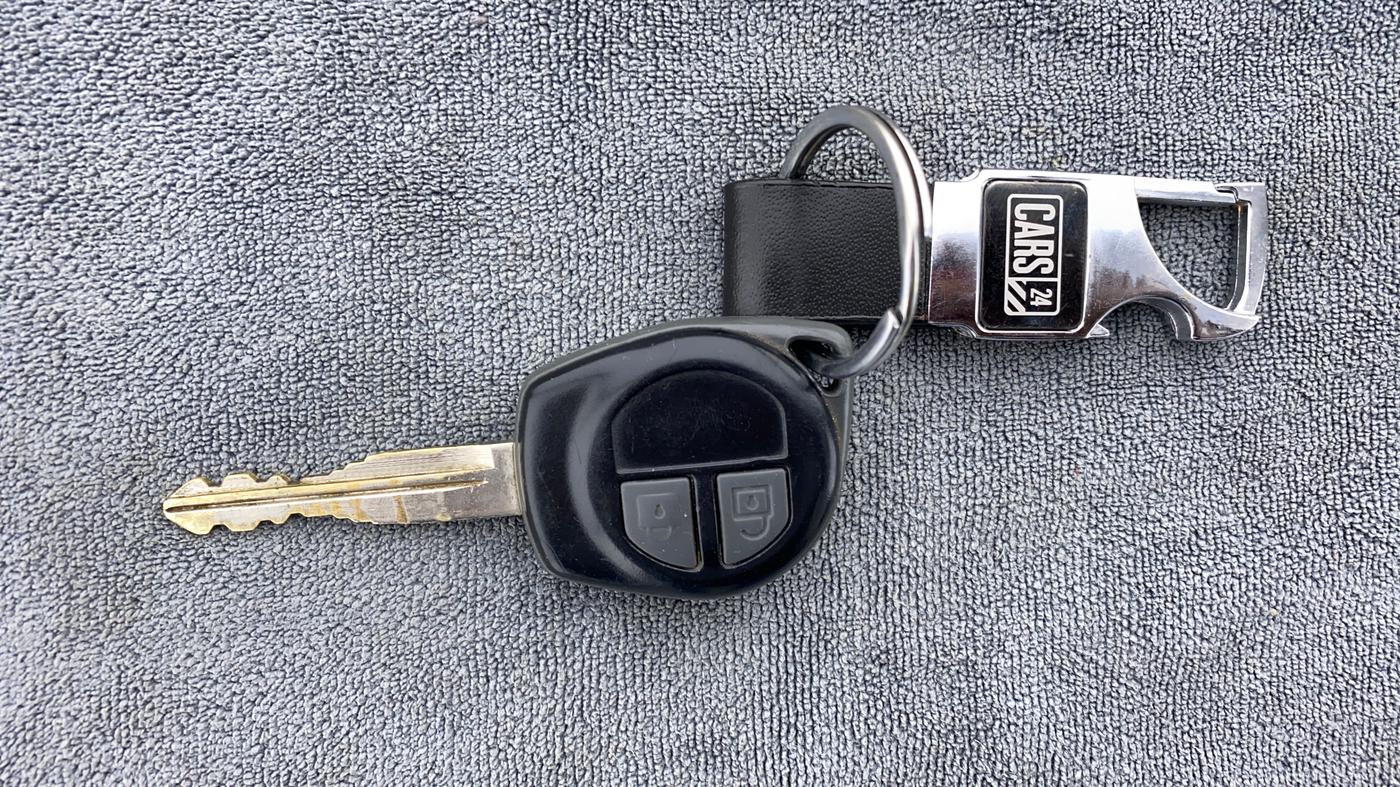 2015 Maruti Swift VXI, Petrol, Manual, 70,280 km, Key Close Up