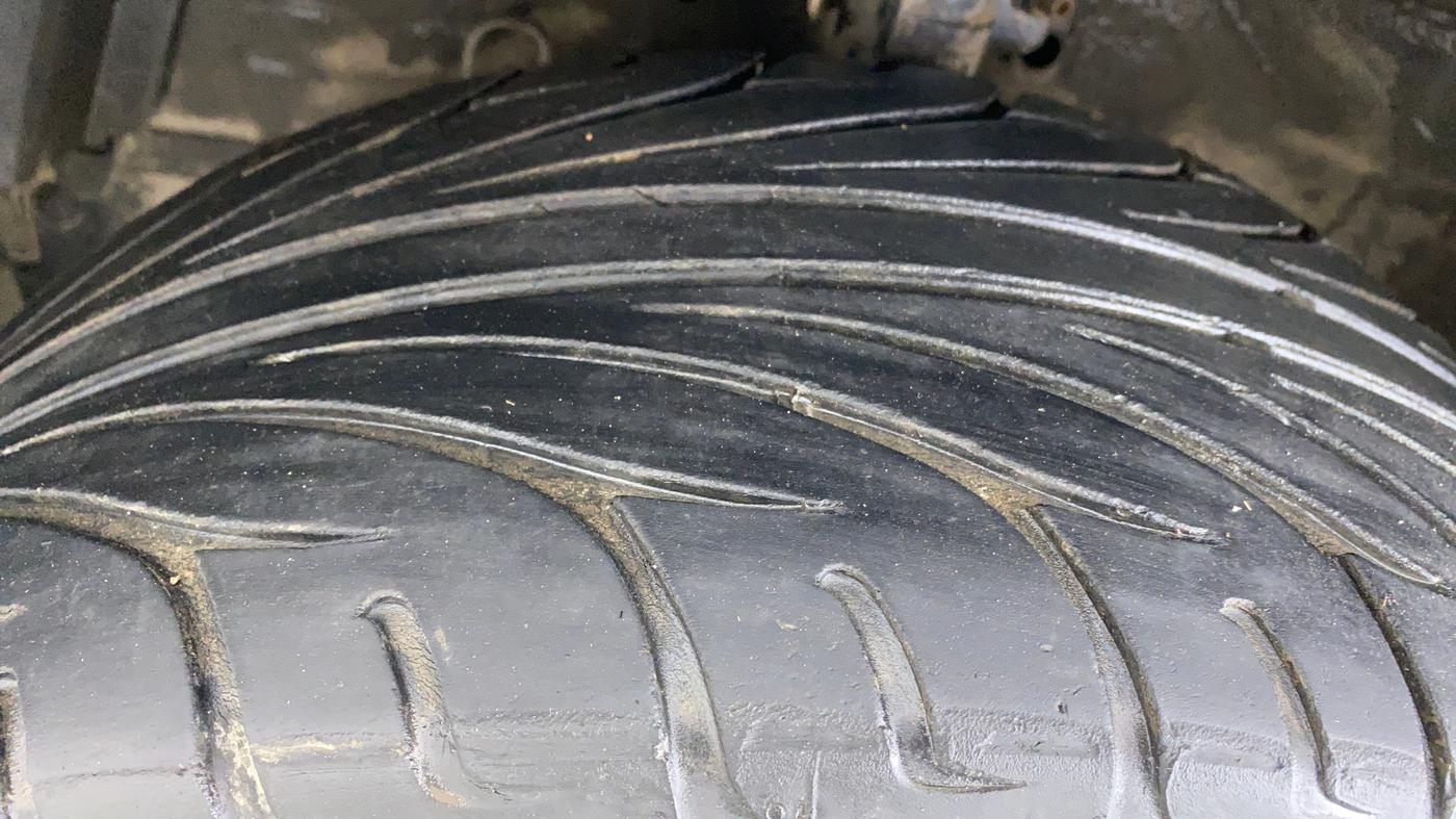 2015 Maruti Swift VXI, Petrol, Manual, 70,280 km, Left Front Tyre Tread