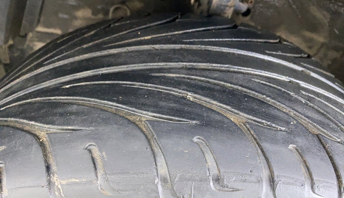2015 Maruti Swift VXI, Petrol, Manual, 70,280 km, Left Front Tyre Tread