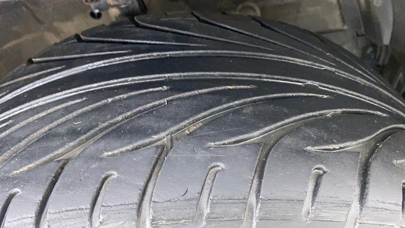 2015 Maruti Swift VXI, Petrol, Manual, 70,280 km, Right Front Tyre Tread