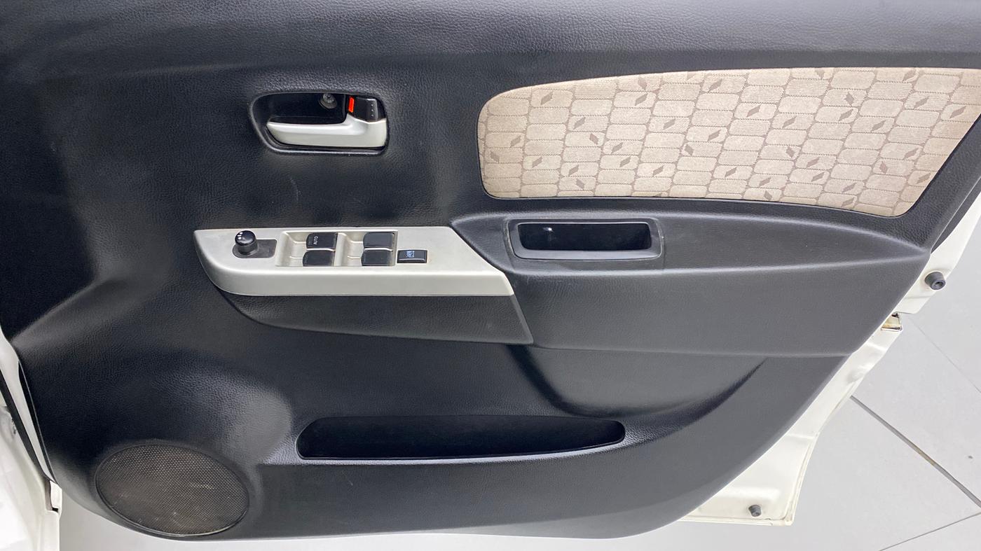 2016 Maruti Wagon R 1.0 VXI, CNG, Manual, 95,393 km, Driver Side Door Panels Control